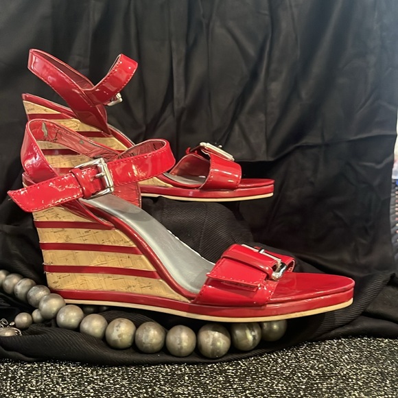 Very Stylish Red Patent Leather - Picture 1 of 3